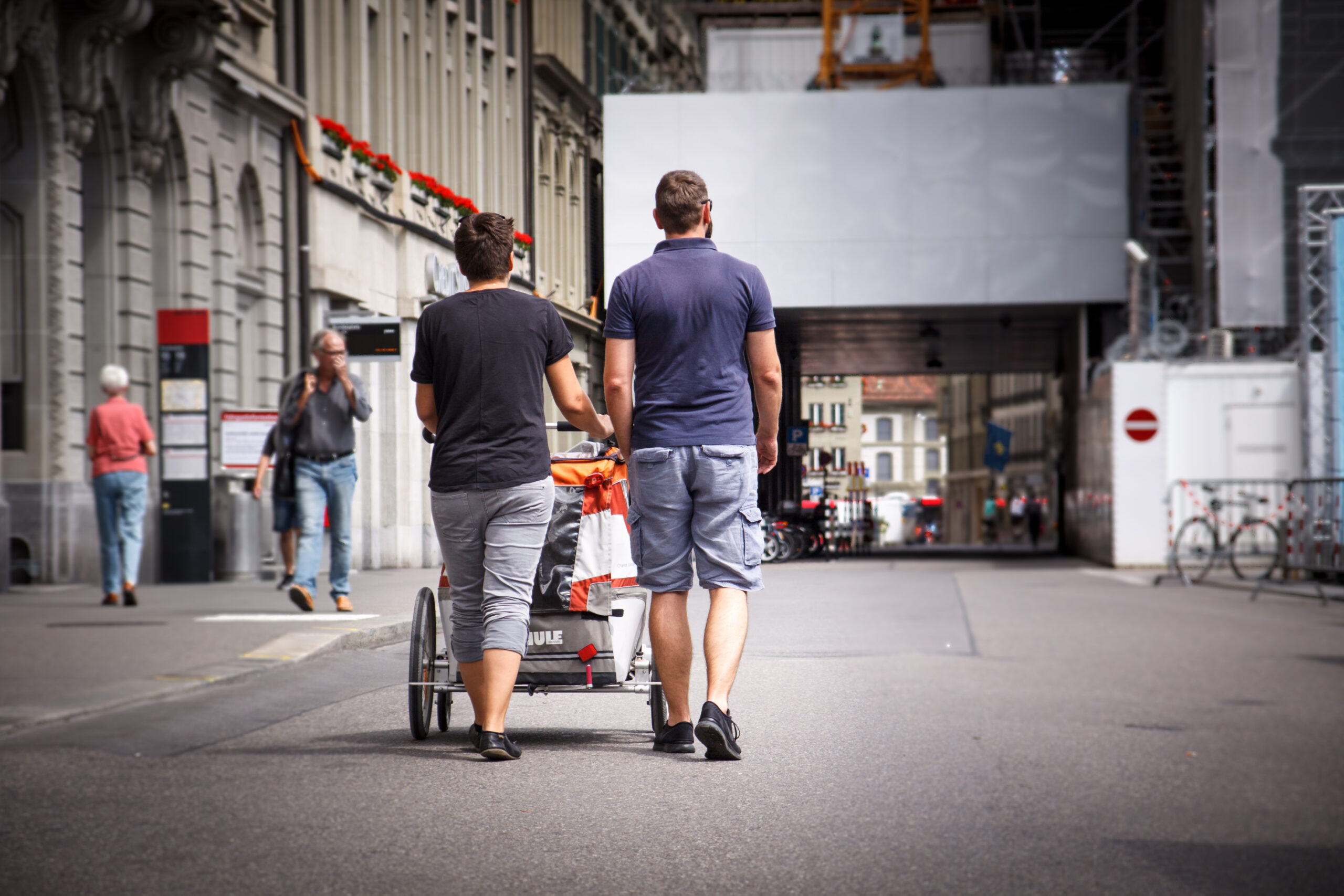 Eltern mit Kinderwagen